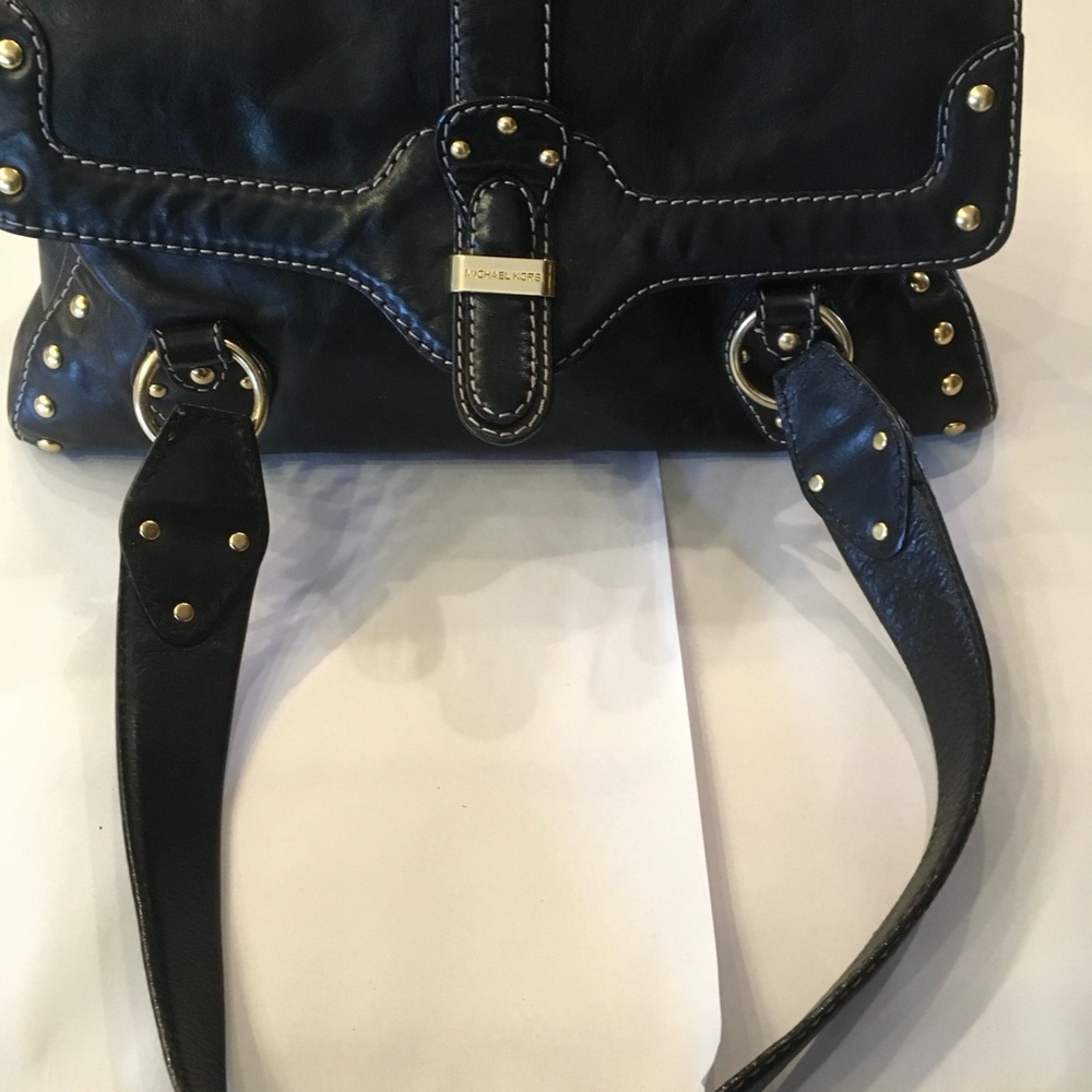 MICHAEL Michael Kors Black and Gold Shoulder Bag with Elegant Design